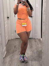 Indiebeautie – Geripptes T-Shirt und Shorts-Set